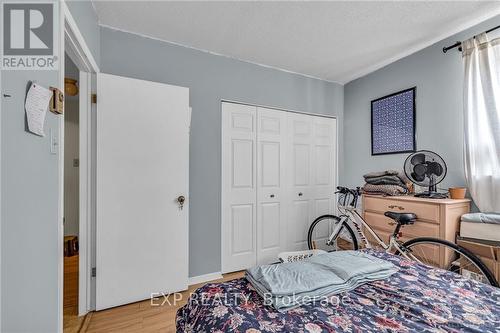 358 Winston Avenue, Ottawa, ON - Indoor Photo Showing Bedroom