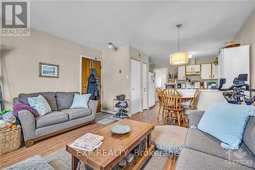 358 Winston Avenue, Ottawa, ON - Indoor Photo Showing Living Room