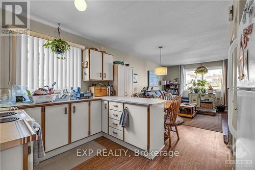 358 Winston Avenue, Ottawa, ON - Indoor Photo Showing Kitchen