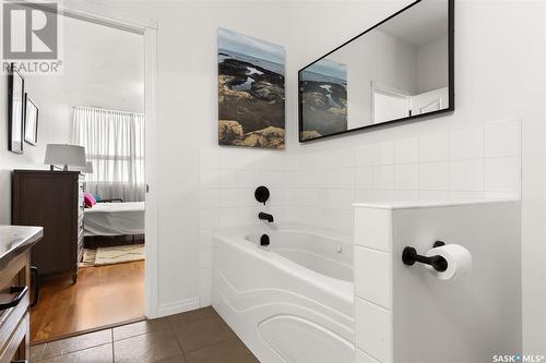 903 1901 Victoria Avenue, Regina, SK - Indoor Photo Showing Bathroom