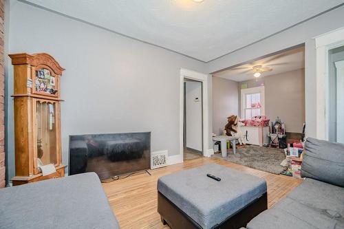 78 London Street N, Hamilton, ON - Indoor Photo Showing Living Room