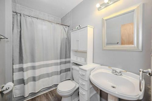 78 London Street N, Hamilton, ON - Indoor Photo Showing Bathroom
