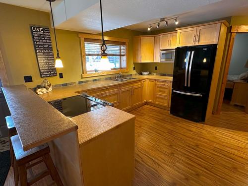 148 Stemwinder Drive, Kimberley, BC - Indoor Photo Showing Kitchen With Double Sink
