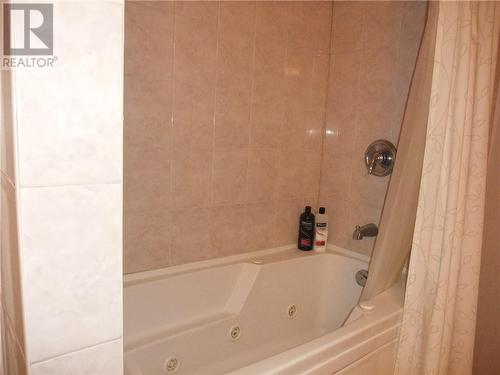 Ceramic shower with a jet tub! - 72 Lorne Street N, Renfrew, ON - Indoor Photo Showing Bathroom