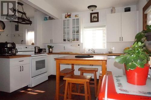 444 Main St, Temiskaming Shores, ON - Indoor Photo Showing Kitchen