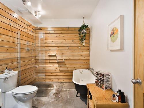 Bathroom - 818 Rue Charlevoix, Montréal (Le Sud-Ouest), QC - Indoor Photo Showing Bathroom