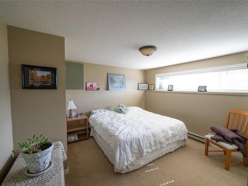 360 Mccurdy Road, Kelowna, BC - Indoor Photo Showing Bedroom