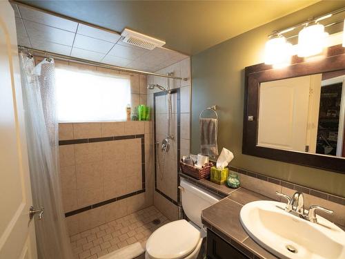 360 Mccurdy Road, Kelowna, BC - Indoor Photo Showing Bathroom