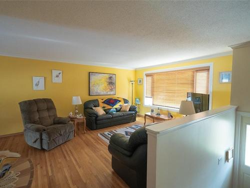 360 Mccurdy Road, Kelowna, BC - Indoor Photo Showing Living Room