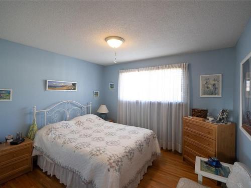 360 Mccurdy Road, Kelowna, BC - Indoor Photo Showing Bedroom