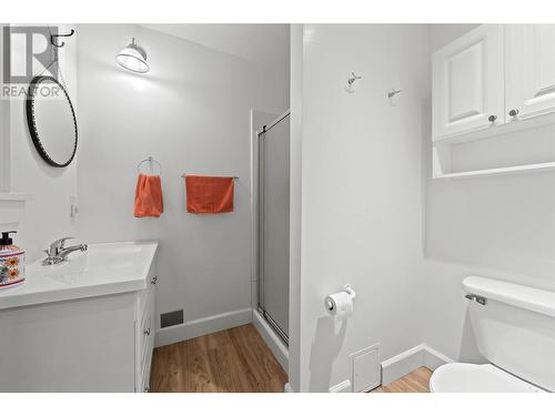 7815 Columbia Drive, Anglemont, BC - Indoor Photo Showing Bathroom
