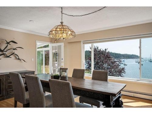 10655 Blue Heron Rd, North Saanich, BC - Indoor Photo Showing Dining Room