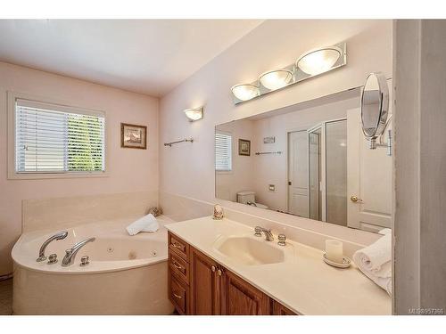 10655 Blue Heron Rd, North Saanich, BC - Indoor Photo Showing Bathroom