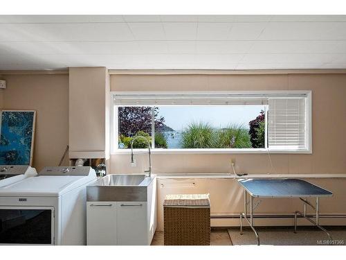 10655 Blue Heron Rd, North Saanich, BC - Indoor Photo Showing Laundry Room