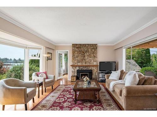10655 Blue Heron Rd, North Saanich, BC - Indoor Photo Showing Living Room