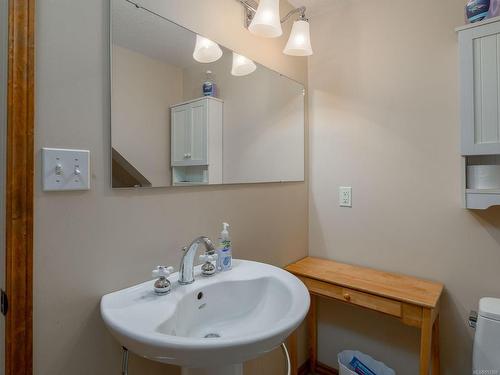 8682 Stirling Arm Dr, Port Alberni, BC - Indoor Photo Showing Bathroom