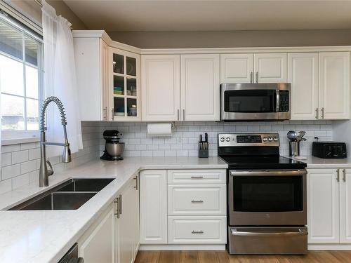 27-3100 Kensington Cres, Courtenay, BC - Indoor Photo Showing Kitchen With Double Sink