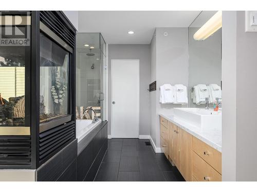 9607 Eastside Road, Vernon, BC - Indoor Photo Showing Bathroom
