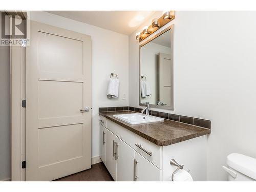 700 Martin Avenue Unit# 306, Kelowna, BC - Indoor Photo Showing Bathroom