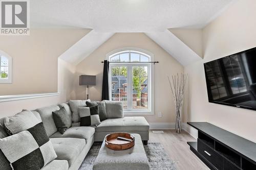 28 Thompson Way, Springwater, ON - Indoor Photo Showing Living Room