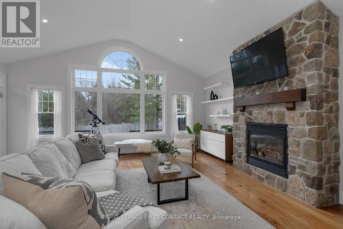 415 Little Ave, Barrie, ON - Indoor Photo Showing Living Room With Fireplace