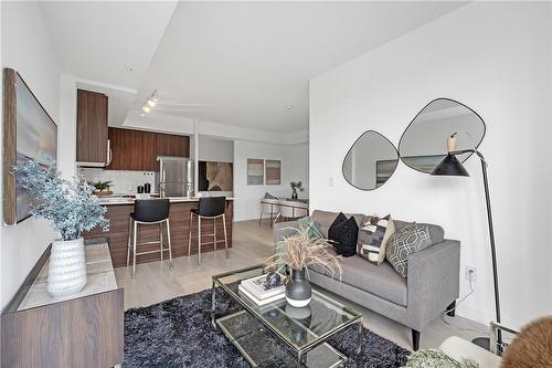550 North Service Road|Unit #809, Grimsby, ON - Indoor Photo Showing Living Room