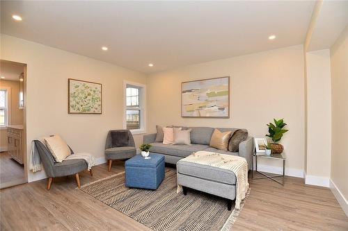 37 Beach Road, Hamilton, ON - Indoor Photo Showing Living Room