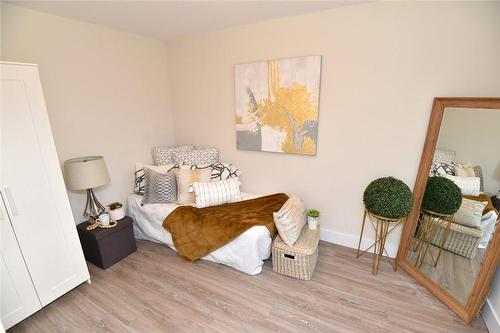 37 Beach Road, Hamilton, ON - Indoor Photo Showing Bedroom