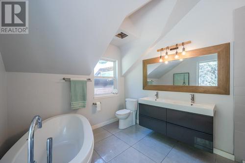 842 Grand Oro Road, Kaleden, BC - Indoor Photo Showing Bathroom