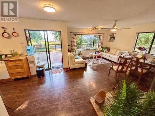 8035 Highway 101, Powell River, BC - Indoor Photo Showing Living Room