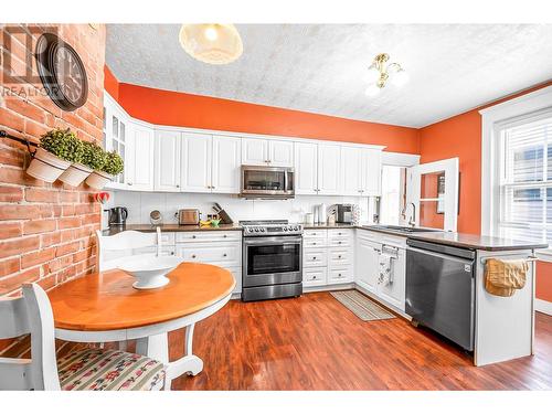 1800 32 Avenue, Vernon, BC - Indoor Photo Showing Kitchen