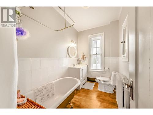 1800 32 Avenue, Vernon, BC - Indoor Photo Showing Bathroom