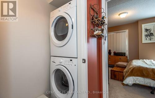 #12 -18 Walter Dove Crt E, Aurora, ON - Indoor Photo Showing Laundry Room