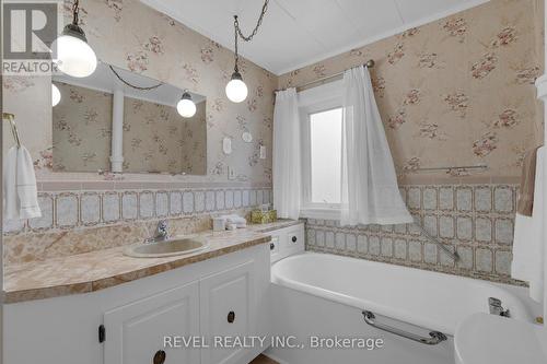 43 Queen Street E, Springwater, ON - Indoor Photo Showing Bathroom