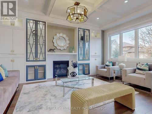 5199 Symphony Crt, Mississauga, ON - Indoor Photo Showing Living Room With Fireplace