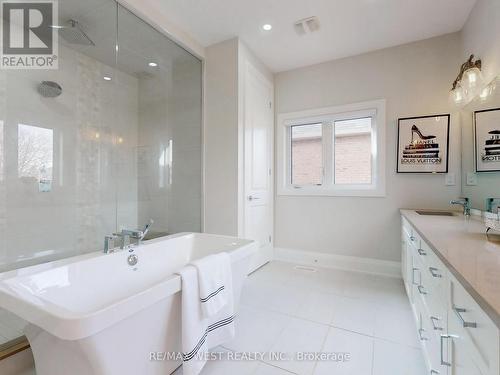 5199 Symphony Crt, Mississauga, ON - Indoor Photo Showing Bathroom
