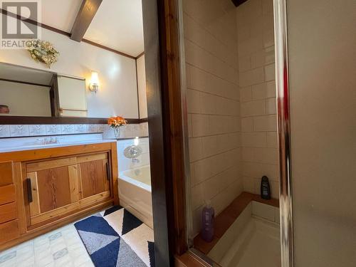 4561 Barleben Road, Skookumchuck, BC - Indoor Photo Showing Bathroom