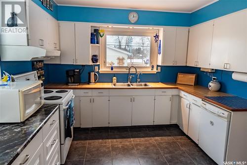 3022 Westgate Avenue, Regina, SK - Indoor Photo Showing Kitchen With Double Sink