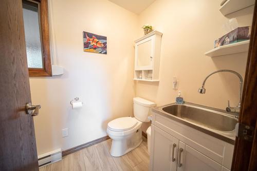 9394 Moyie Shores Estates Road, Moyie, BC - Indoor Photo Showing Bathroom