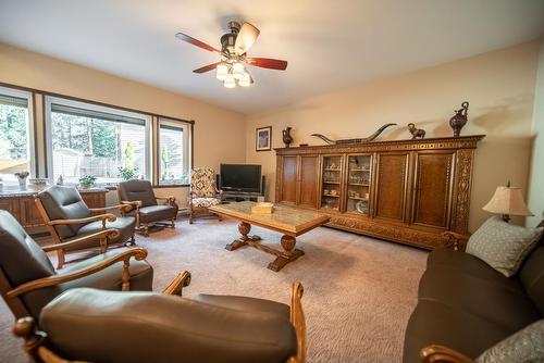 9394 Moyie Shores Estates Road, Moyie, BC - Indoor Photo Showing Living Room