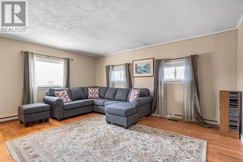 #96 -63 Whites Rd, Quinte West, ON - Indoor Photo Showing Living Room