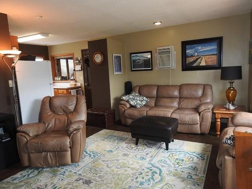 521 Whitevale Road, Lumby, BC - Indoor Photo Showing Living Room