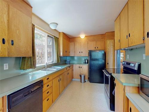 360 Herbert Heights Road, Kelowna, BC - Indoor Photo Showing Kitchen