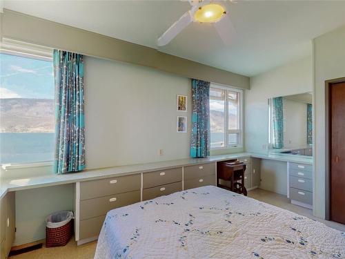 360 Herbert Heights Road, Kelowna, BC - Indoor Photo Showing Bedroom