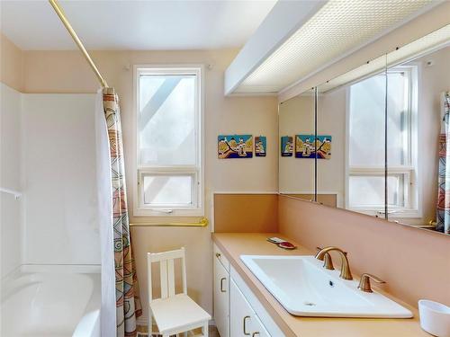 360 Herbert Heights Road, Kelowna, BC - Indoor Photo Showing Bathroom