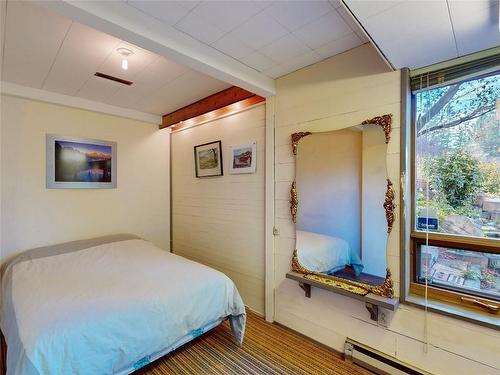 360 Herbert Heights Road, Kelowna, BC - Indoor Photo Showing Bedroom