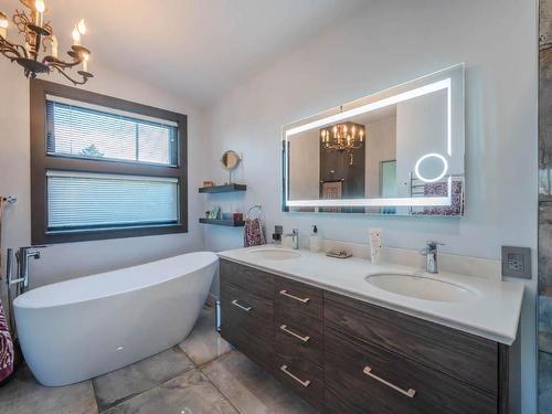 101 Hyslop Drive, Penticton, BC - Indoor Photo Showing Bathroom