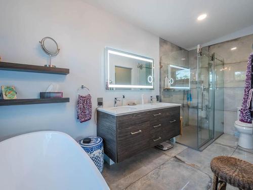 101 Hyslop Drive, Penticton, BC - Indoor Photo Showing Bathroom