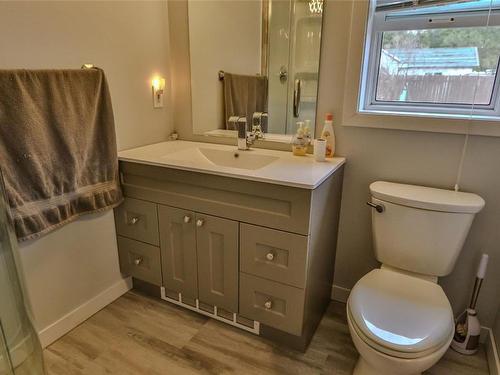 5835 3Rd Street, Beaverdell, BC - Indoor Photo Showing Bathroom