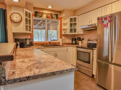 5835 3Rd Street, Beaverdell, BC - Indoor Photo Showing Kitchen